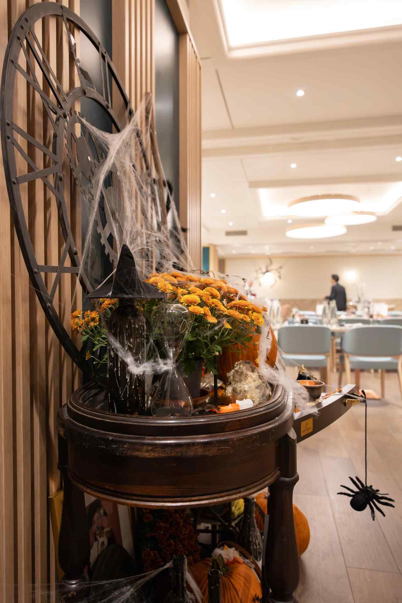 Décoration d'Halloween avec citrouilles et toiles d'araignée